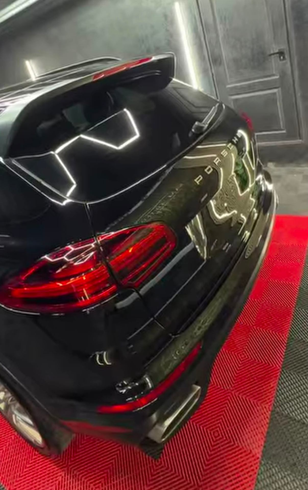 Detailing exterior Porsche după